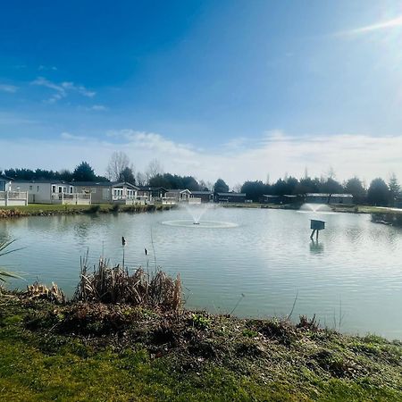 Lakeside Escape With Hot Tub Йорк Екстер'єр фото