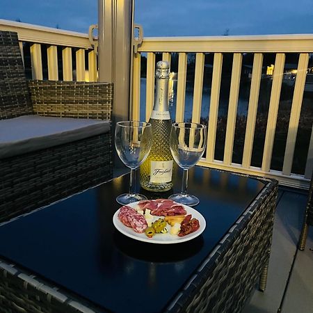 Lakeside Escape With Hot Tub Йорк Екстер'єр фото