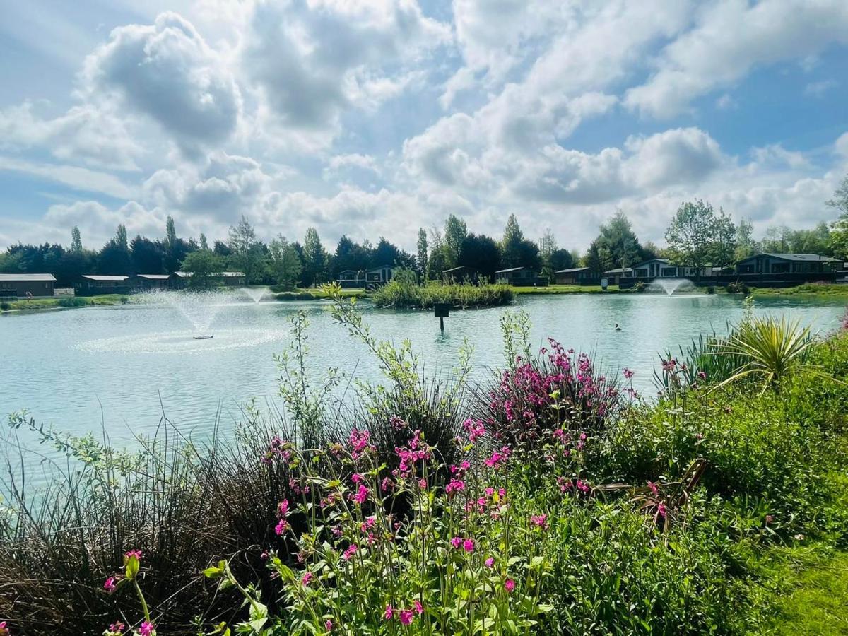 Lakeside Escape With Hot Tub Йорк Екстер'єр фото